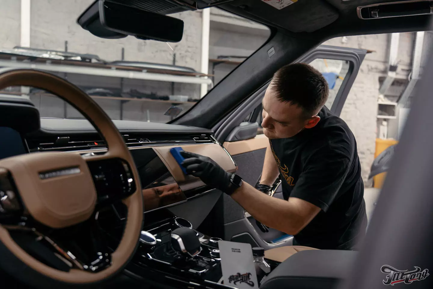 Оклеили Range Rover Sport в глянцевый полиуретан. Чистка салона и покрытие керамикой